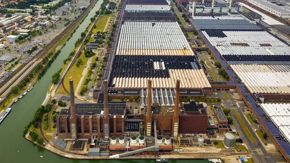 Volkswagen AG in Wolfsburg mit Heizkraftwerk Wolfsburg.