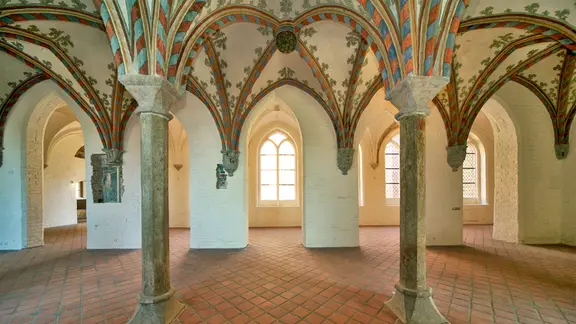Die frühere Klosteranlage besticht durch farbige Wandmalereien aus verschiedenen Epochen. | Europäisches Hansemuseum , Thomas Radbruch Blick in einen Saal des Burgklosters zu Lübeck im Europäischen Hansemuseums