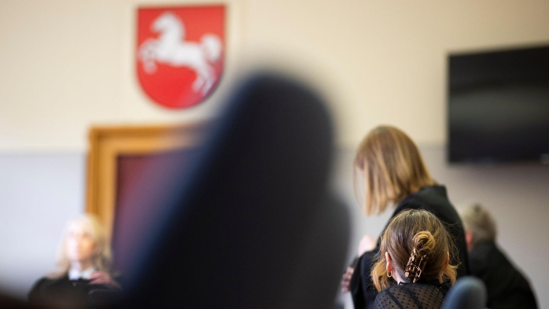 Eine Angeklagte sitzt im Amtsgericht Hannover. | Julian Stratenschulte/dpa