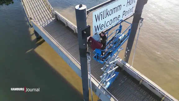 Zwei Veranstaltungstechniker installieren neue Lautsprecher an dere Schiffsbegrüßungsanlage "Wilkomm Höft".