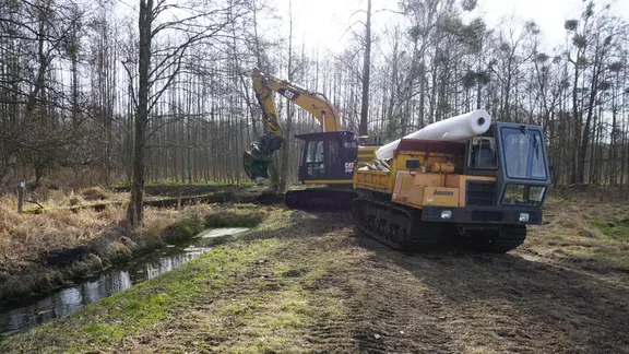 Ein Bagger hat den Graben zum Bullowsee südlich von Neustrelitz verschlossen