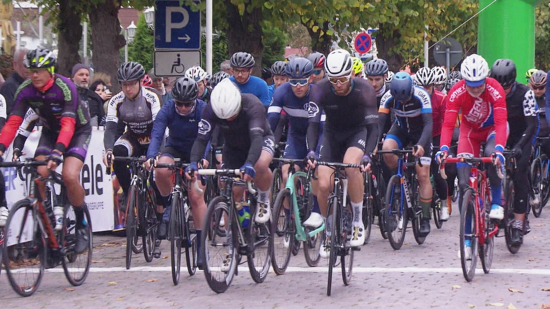 Radsportler am Start eines Rennens in Sellin. | Screenshot