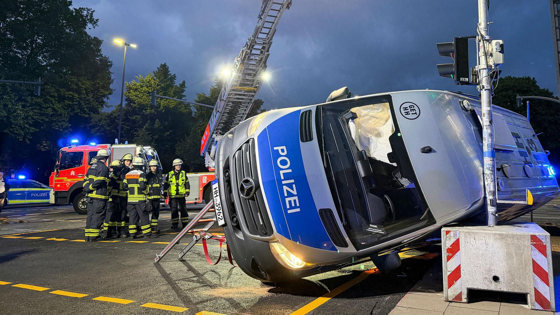 Gefangenentransporter der Polizei in Hamburg-Hohenfelde umgekippt