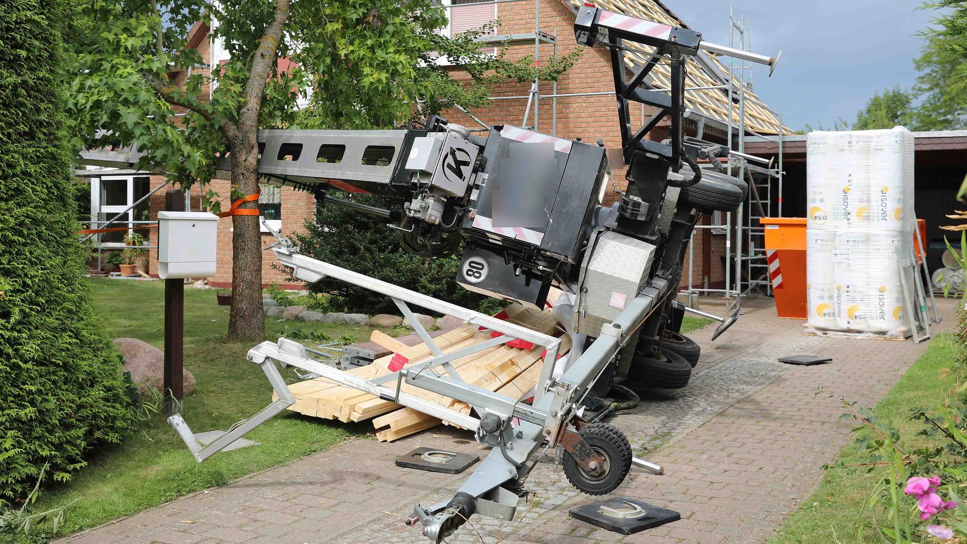 Kran bei Dachdeckerarbeiten in Rostock umgefallen