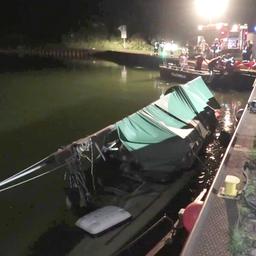 Eine halb ins Wasser versunkenes Segelschiff liegt im Hafen von Venne.