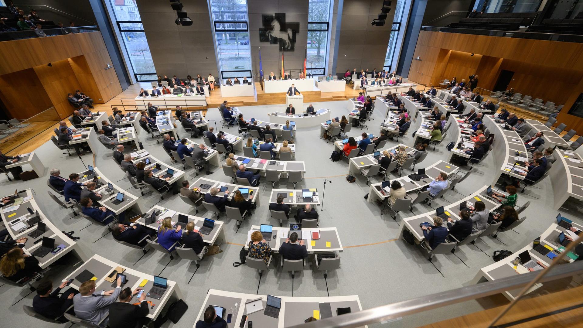 Die Abgeordneten sitzen während einer Sitzung im niedersächsischen Landtag. | dpa-Bildfunk, Julian Stratenschulte