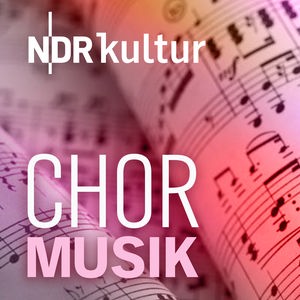 Nahaufnahme von Notenblättern mit lila und roter Beleuchtung. Darauf liegt der Schriftzug "CHOR MUSIK" in großen weißen und rosa Buchstaben.