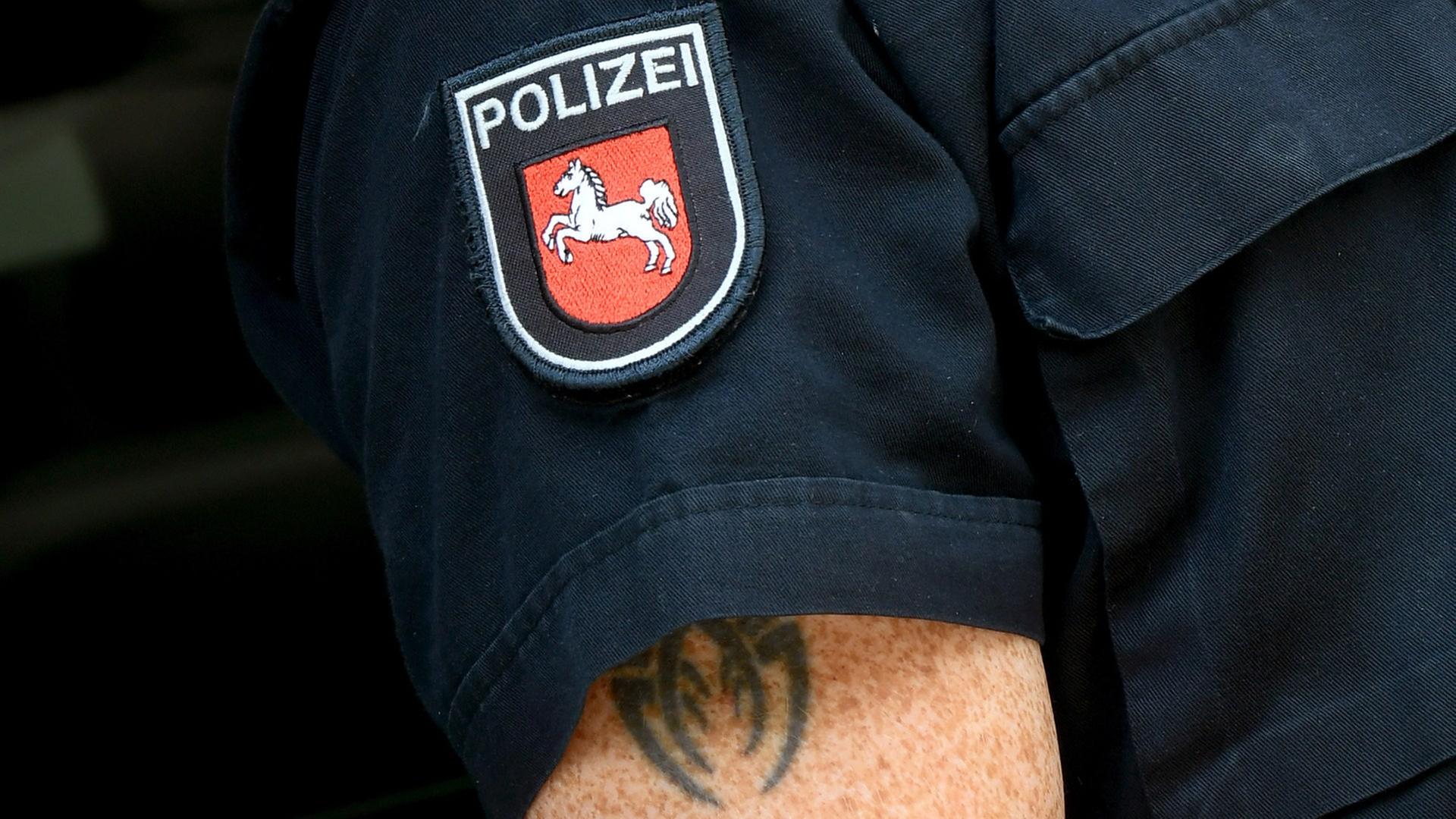 Lockerere Regel: Polizisten in Niedersachsen dürfen Tattoos zeigen
