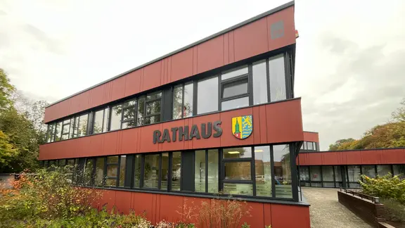 Das Rathaus in Sande (Bezirk Friesland).