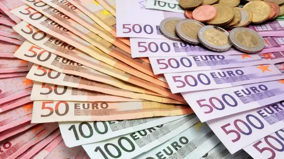 Euroscheine und Münzen
