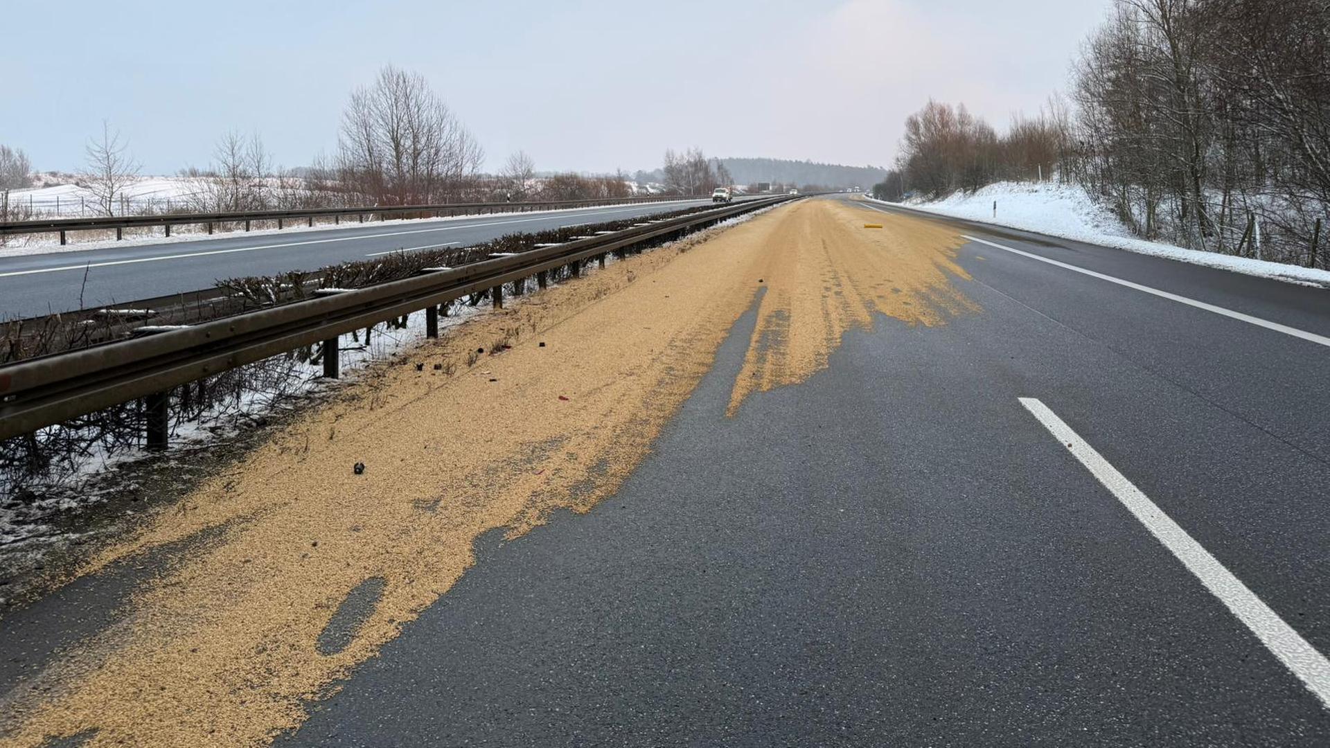 A20 zwischen Kreuz Wismar und Zurow: Getreideladung auf Fahrbahn