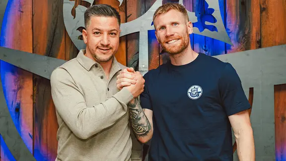 Amir Shapourzadeh, Direktor Profifußball beim F.C. Hansa und Neuzugang Andreas Voglsammer