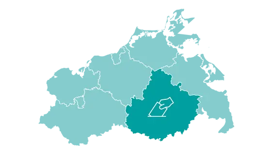Die Umrisse des Landes Mecklenburg-Vorpommern, darin farblich hervorgehoben Symbole, die das Thema Wahl verdeutlichen.