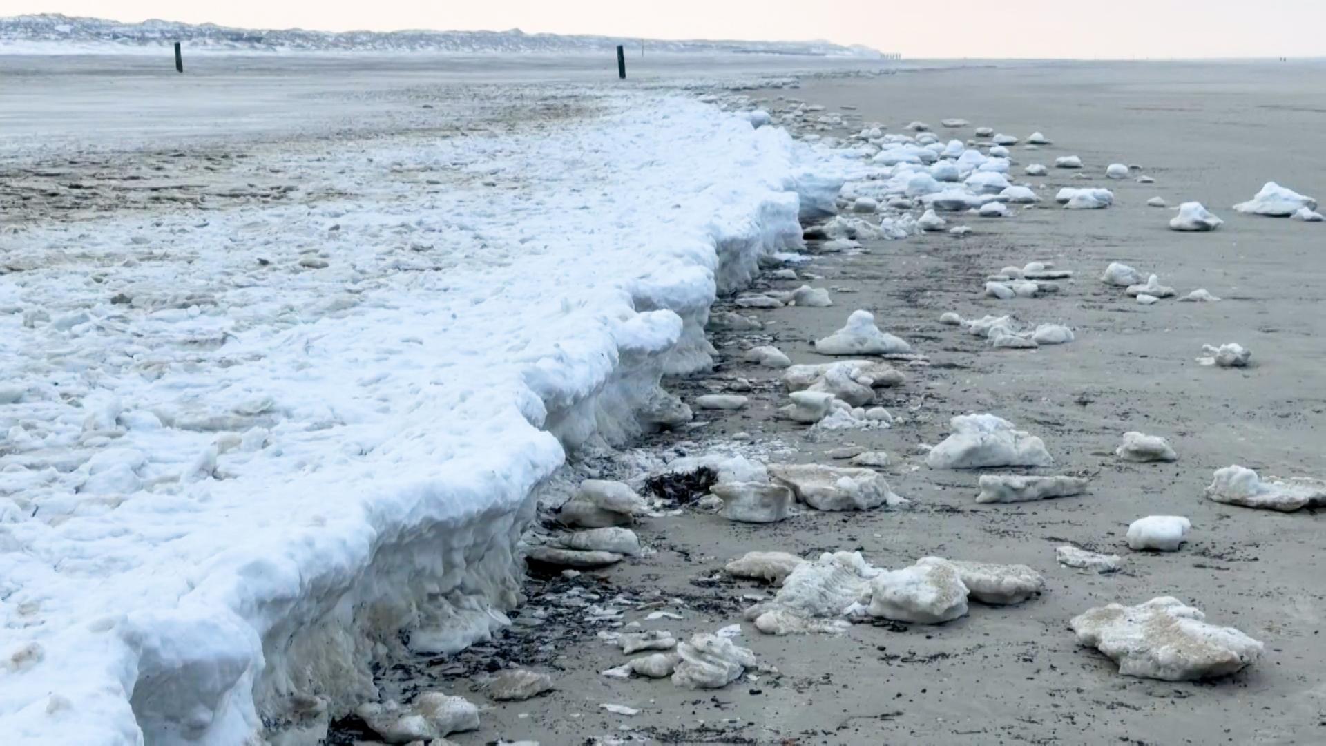 Eis am Strand von Norderney. | Nord-West-Media TV
