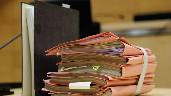 Die Prozessakten liegen in einem Raum im Gerichtssaal. | Friso Gentsch Die Prozessakten liegen in einem Raum im Gerichtssaal.