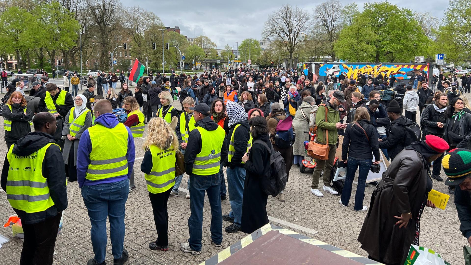 Menschen sind in Oldenburg auf einer Demonstration zum Jahrestag der tödlichen Schüsse auf Lorenz A.  | Christian Läßig/NDR