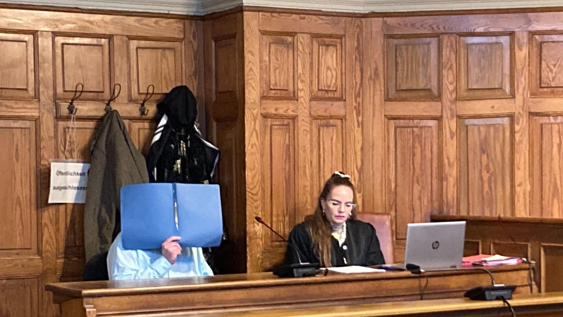 Ein Angeklagter sitzt in einem Gerichtssaal. | picture alliance/dpa | Mirjam Uhrich