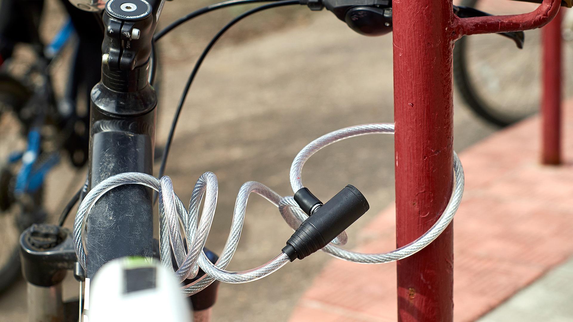 Ein Fahrrad ist mit einem Schloss an einem Geländer festgemacht | colourbox, -