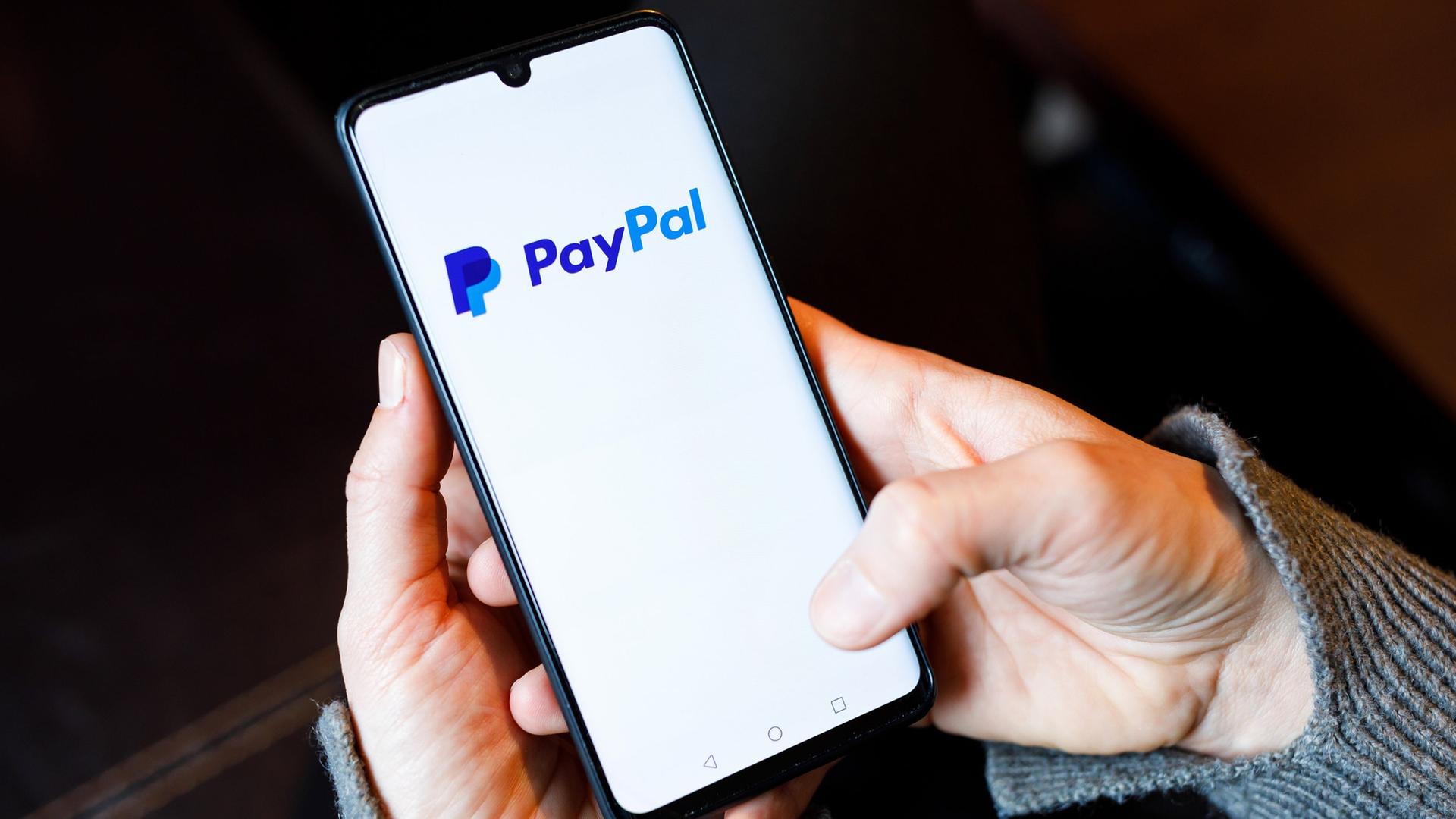 Auf dem Display eines Handys ist das Logo des Online-Bezahldienstes Paypal abgebildet | picture alliance / Andreas Franke | Andreas Franke