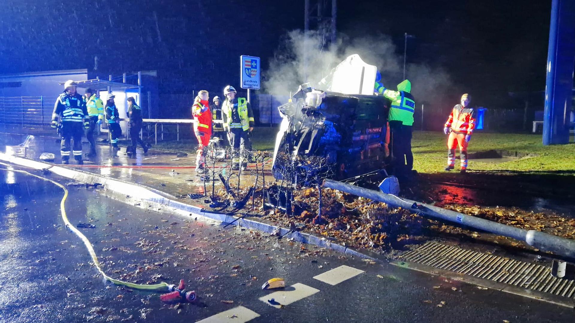Unfall in Metjendorf: Auto überschlägt sich - Fahrer eingeklemmt