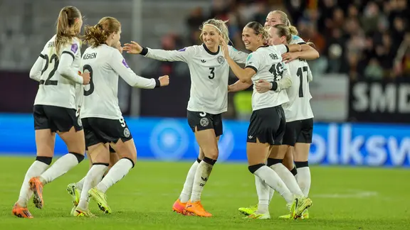 Deutschlands Spielerinnen bejubeln einen Treffer | Imago Images Deutschlands Spielerinnen bejubeln einen Treffer