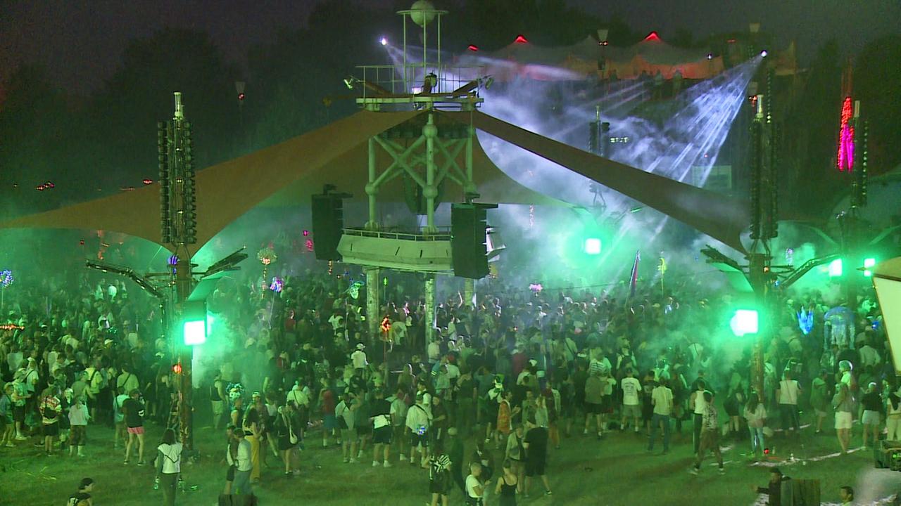 Tanzende Menschen auf dem Fusion-Festival