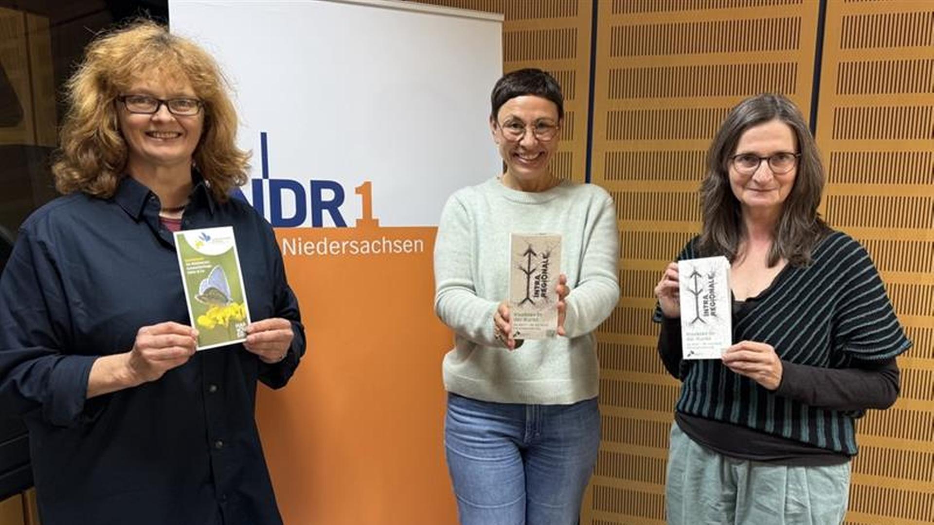 Martina Gilica (mi.) mit Karola Herrmann vom Fachbereich Umwelt und Stadtgrün der Landeshauptstadt Hannover und Julienne Franke von der Städtischen Galerie Lehrte. | NDR