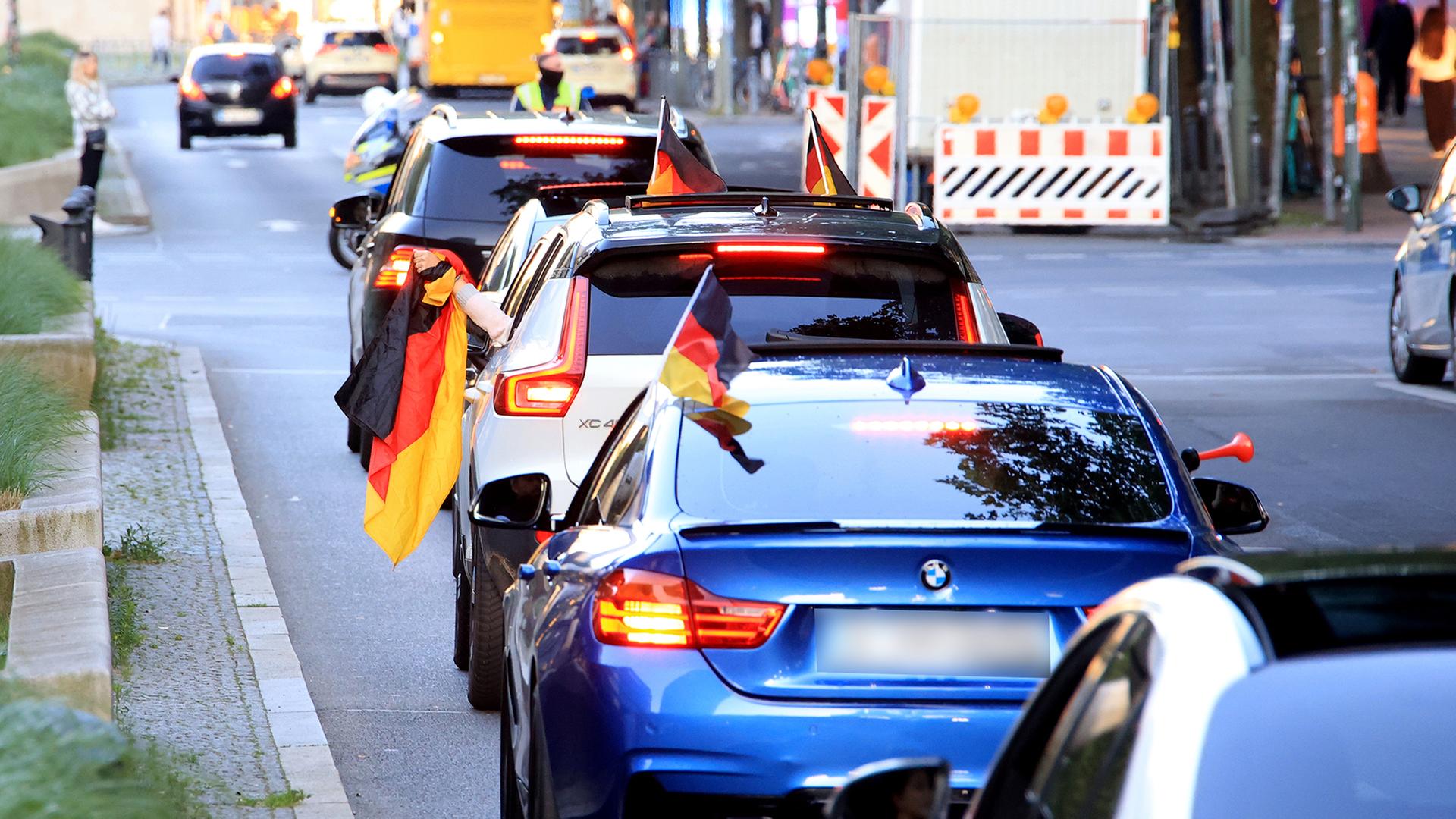 Fußballfans nehmen an einem Autokorso teil. | picture alliance/nordphoto GmbH | Engler, Engler
