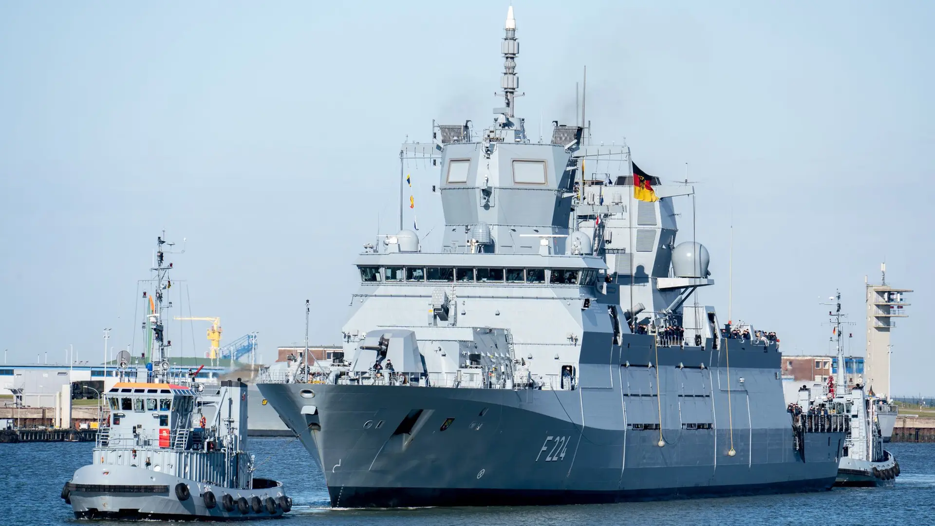 Fünf deutsche Kriegsschiffe auf dem Weg nach Nord-Norwegen