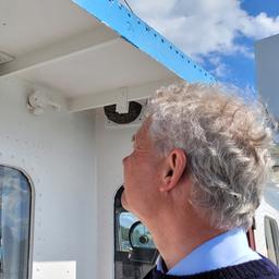 Der Kapitän eines Schiffes guckt sich zwei Schwalbennester auf seinem Schiff an.