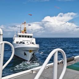 Seenotretter helfen der manövrierunfähigen „Funny Girl“ vor Helgoland.