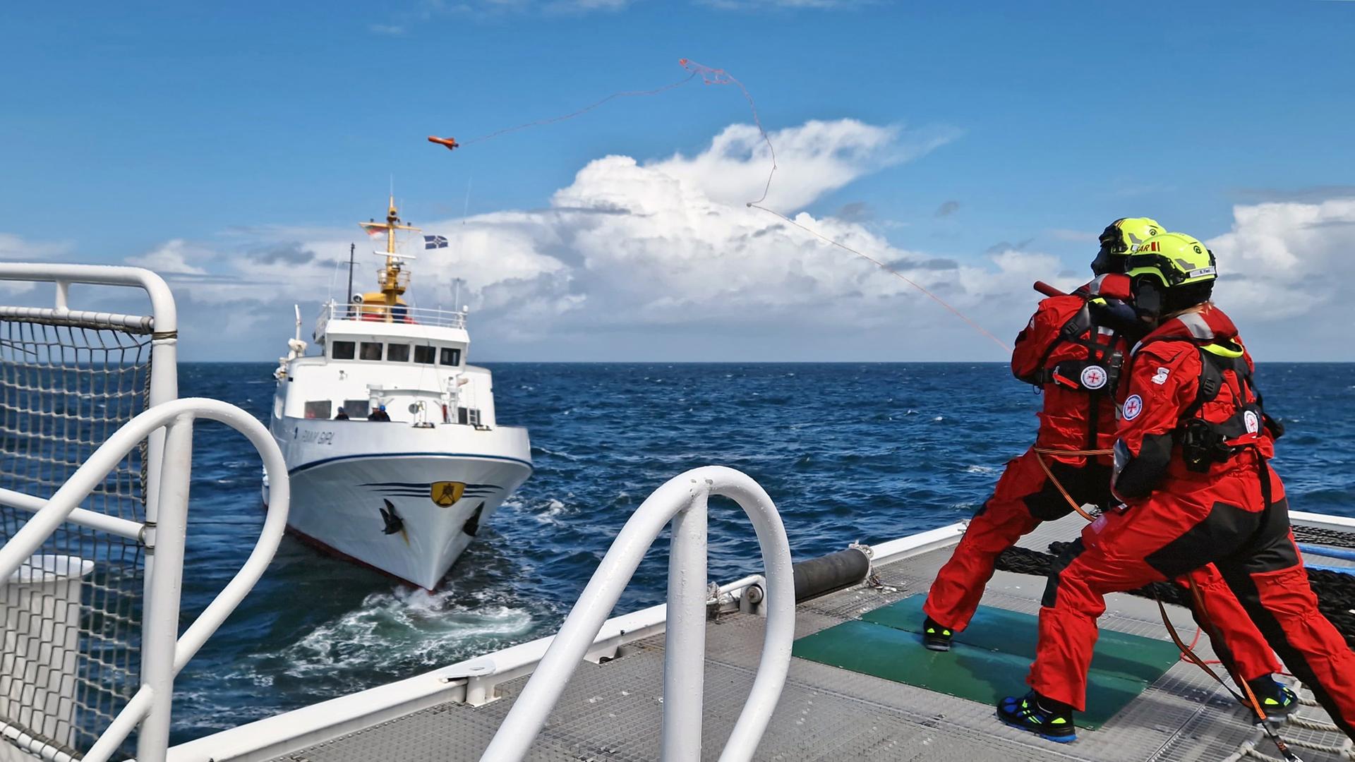 Seenotretter helfen der manövrierunfähigen „Funny Girl“ vor Helgoland. | Die Seenotretter – DGzRS