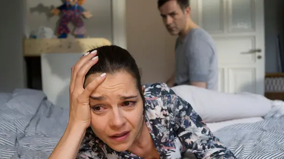 Vera (Susan Hoecke, v.) ist verzweifelt. Ihr Kindermädchen wurde ermordet und ihr Baby ist spurlos verschwunden. Ihr Freund Hansen (Beat Marti, im HG.) steht ihr bei.