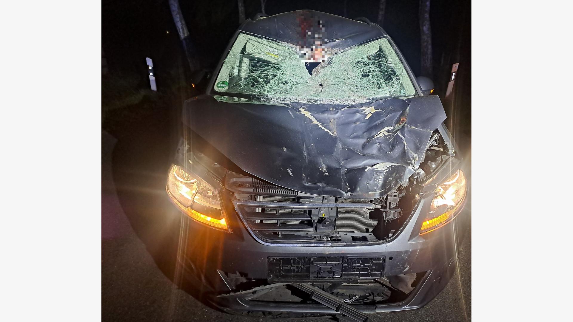 zerstörtes Auto nach einem Unfall | Polizeiinspektion Stade