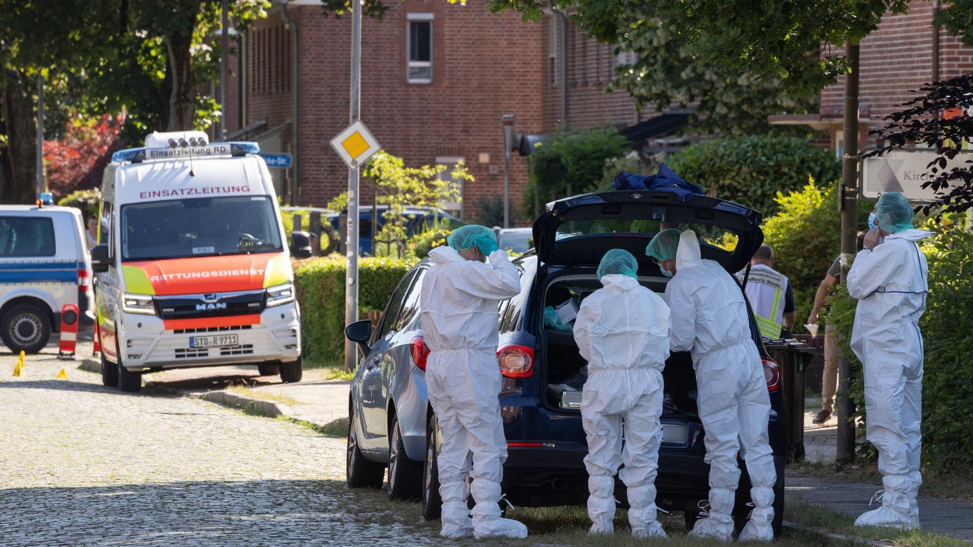 Spurensicherung in Stade. Hier sind tödliche Schüsse in einer Jugendeinrichtung gefallen. Sechs Menschen starben. | Ulrich Perrey/dpa