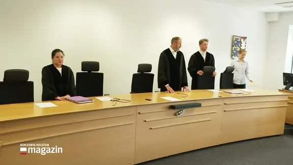 Beamte im Gerichtssaal