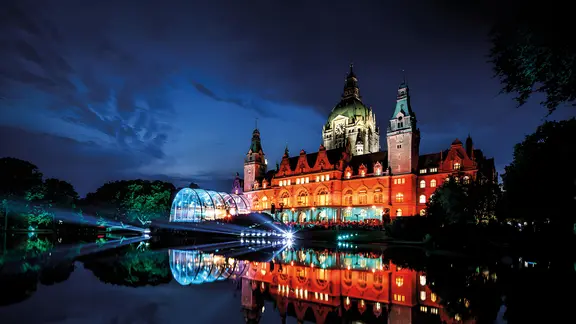 Das angeleuchtete Hannover Rathaus samt Bühne für das Klassik Open Air