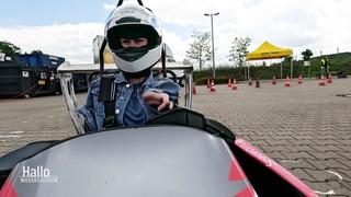 Eine Person ohne Arme fährt eine Kart.