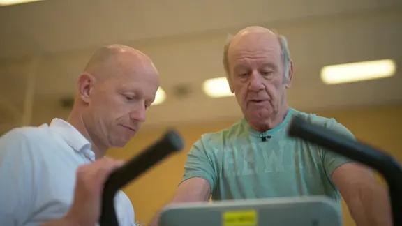 Patient Jörg C. und Helge Riepenhof im Gespräch