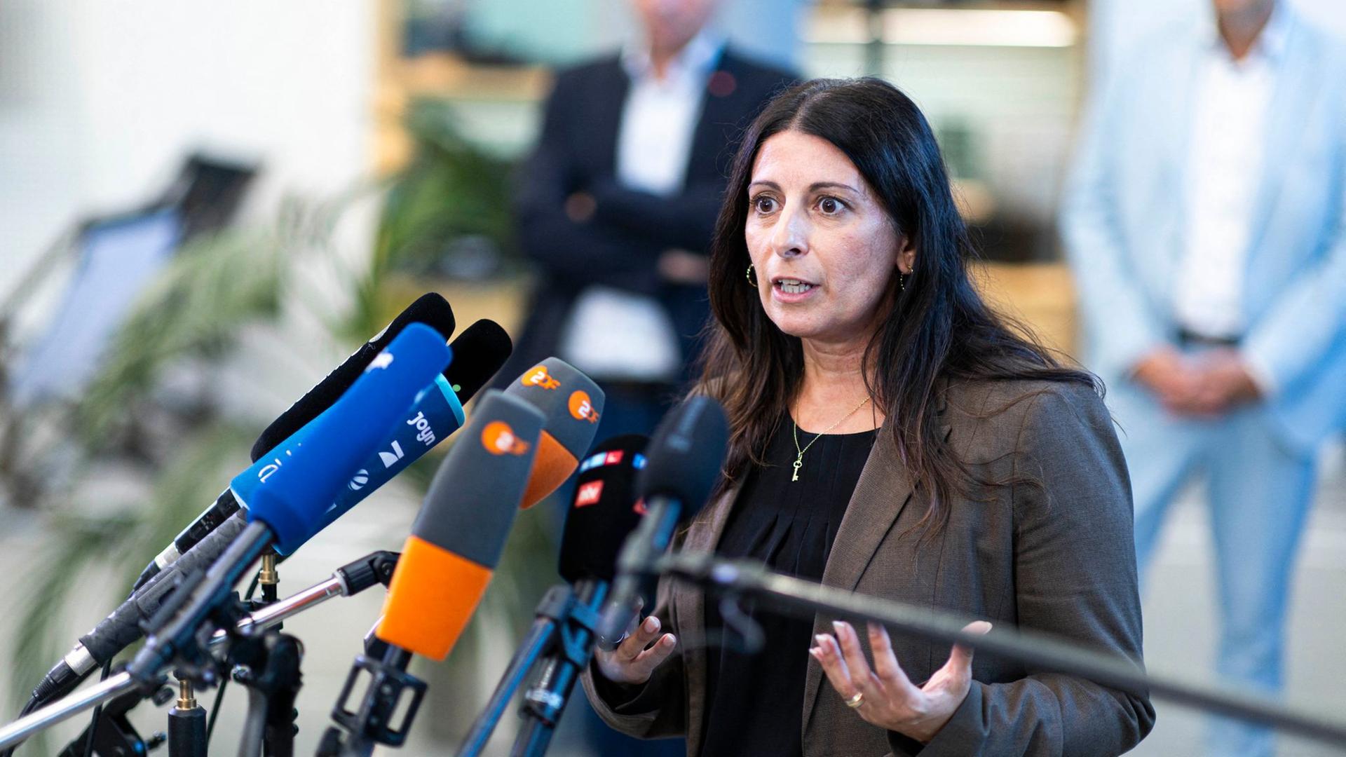 Daniela Cavallo, Gesamt- und Konzernbetriebsratsvorsitzende bei Volkswagen, spricht vor Pressevertretern nach einem Besuch von VW Nutzfahrzeuge in Hannover. | Michael Matthey/dpa
