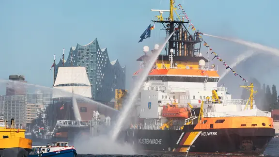 Das Mehrzweckschiff "Neuwerk" der Generaldirektion Wasserstraßen und Schiffahrt beim Hamburger Hafengeburtstag 2025