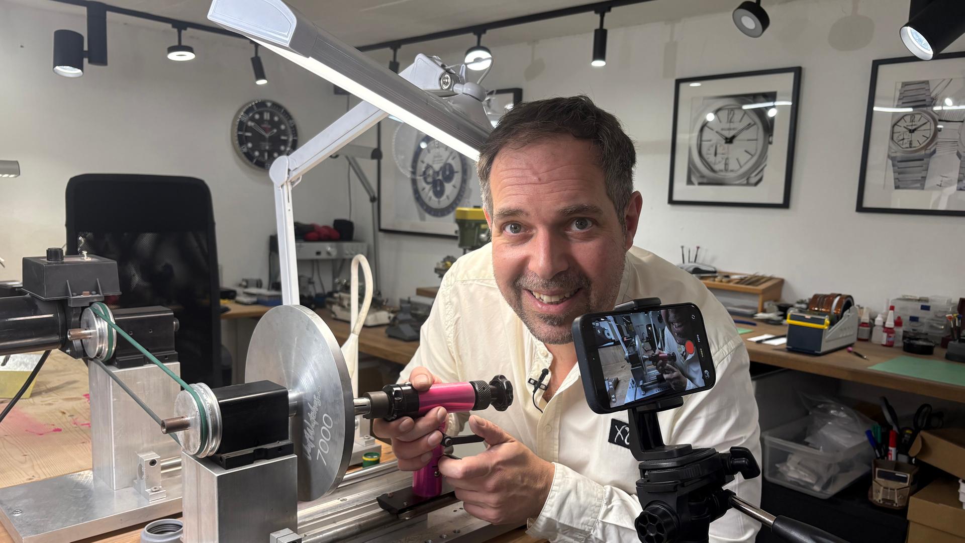 Uhrmacher Daniel Tourgman blickt von seiner Werkbank in die Kamera. | NDR, Meike Baars