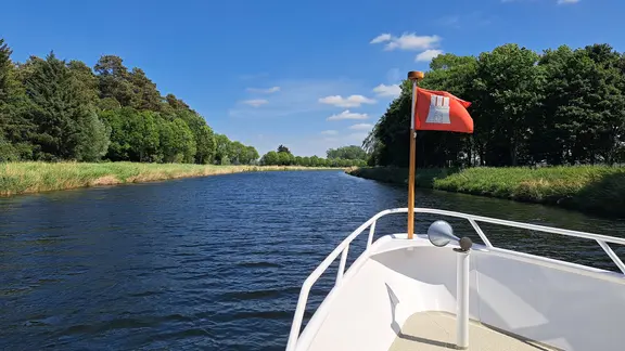 Ein Schiff fährt auf dem Elbe-Lübeck-Kanal.