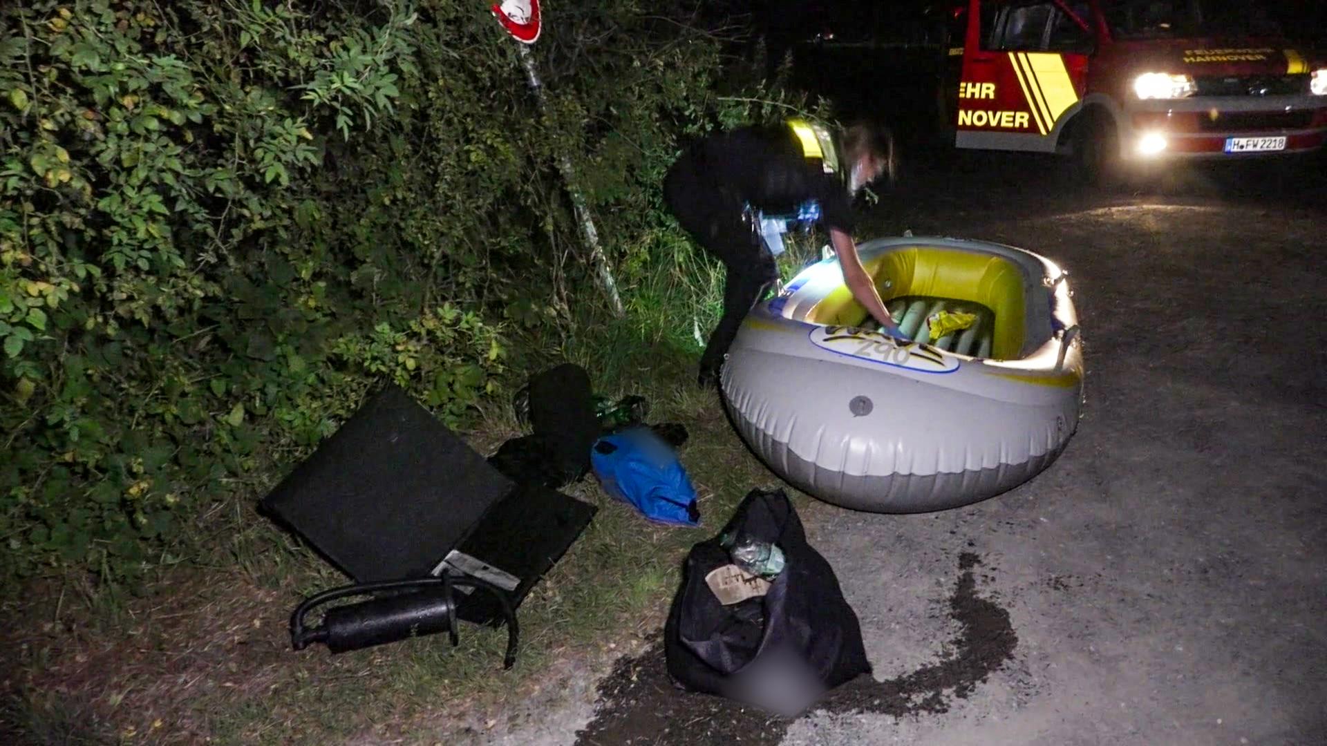 Ein Polizistin an einem Schlauchboot an der Leine in Hannover | Nord-West-Media TV