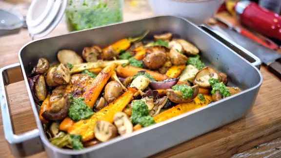 Gerilltes Gemüse in einer großen Auflaufform.