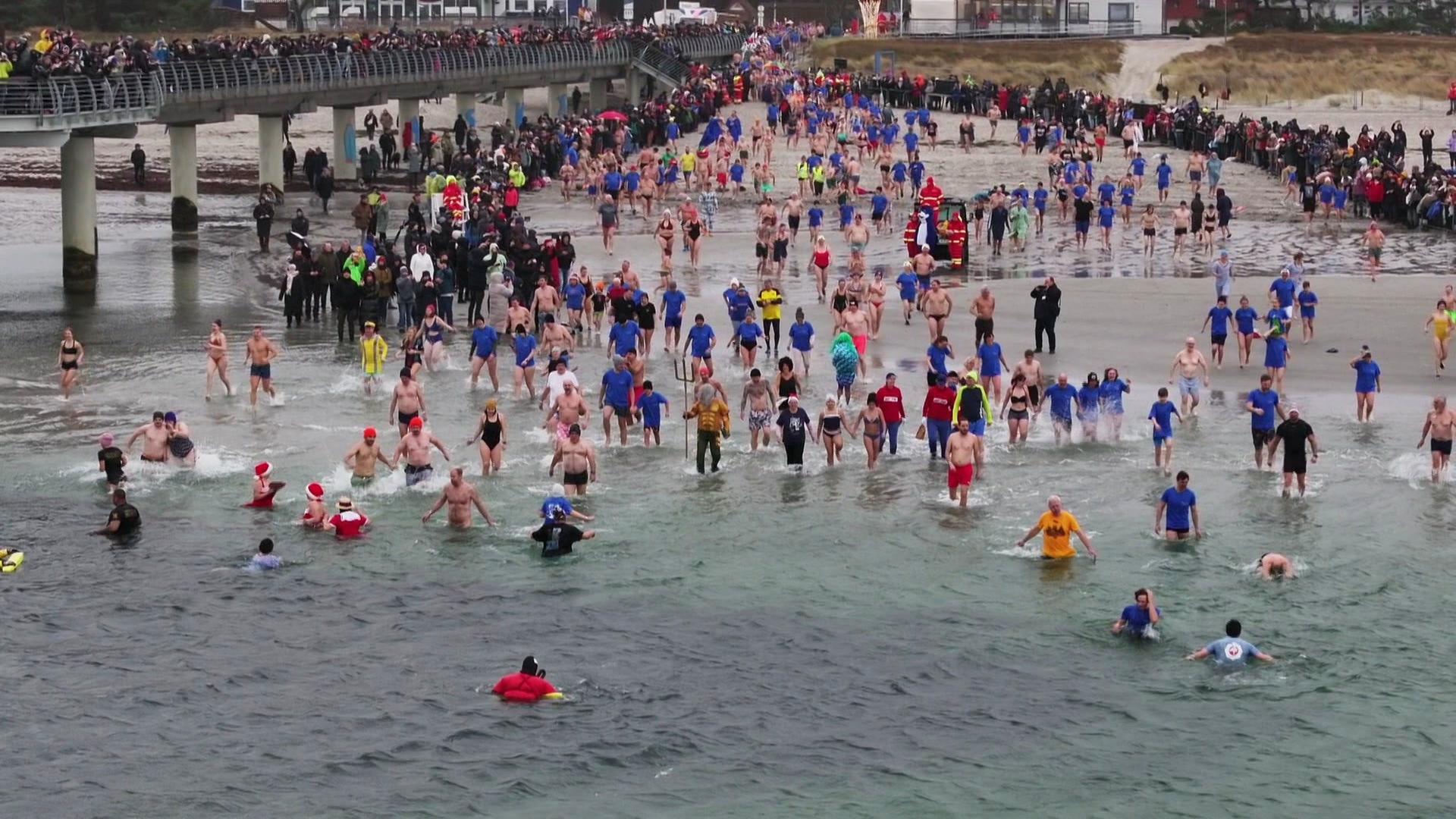 Vorpommern: Rund 1.000 Mutige beim Eisbaden in der Ostsee