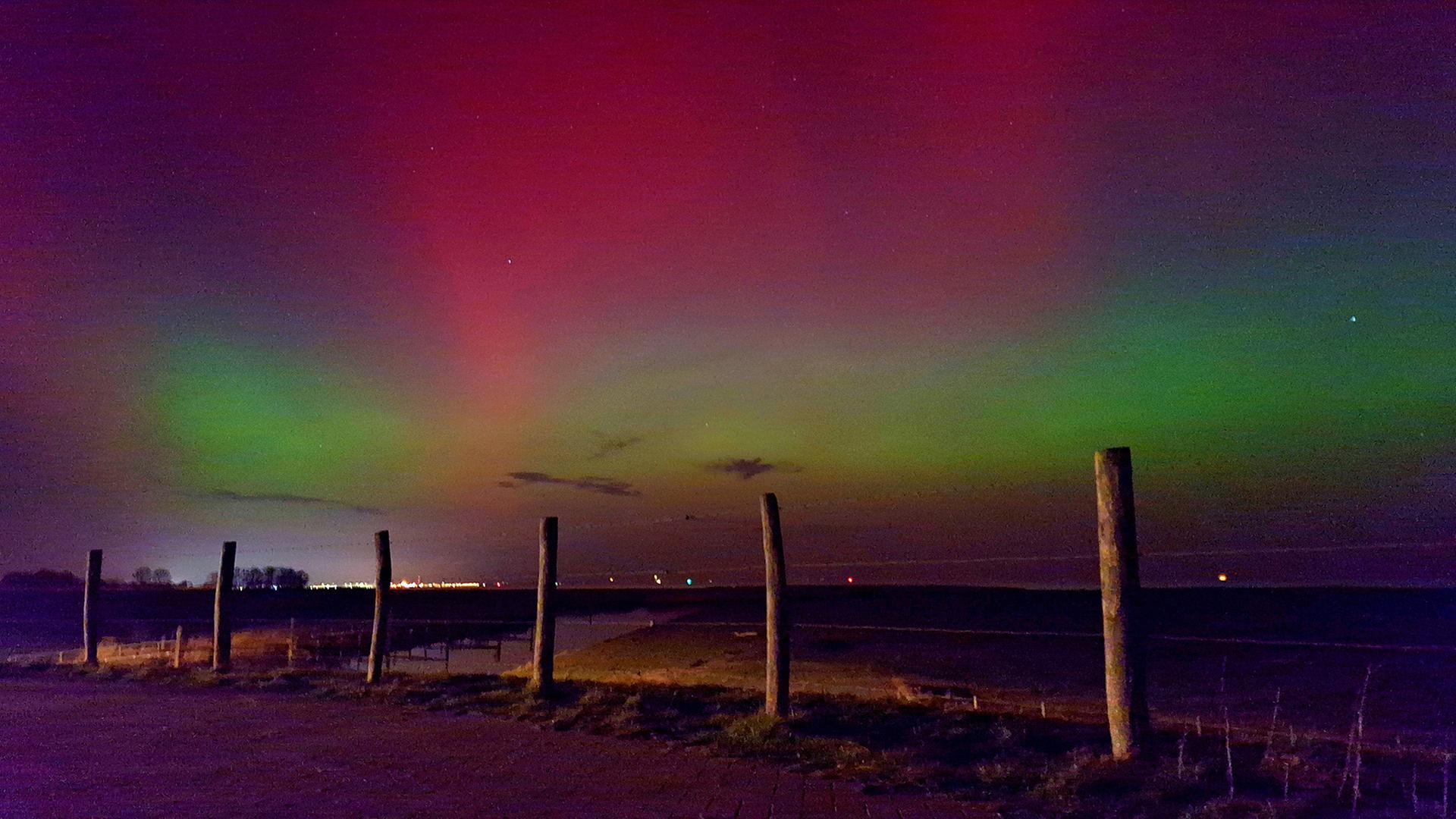 Polarlichter über dem Elbdeich Otterndorf. | NDR, Stefanie Koring