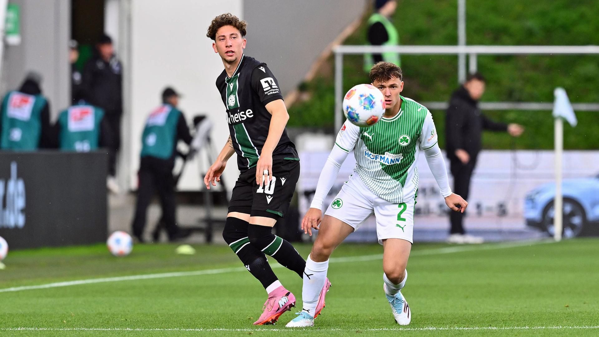 Hannovers Jannik Rochelt (l.) im Zweikampf mit Fürths Lukas Reich | Imago Images