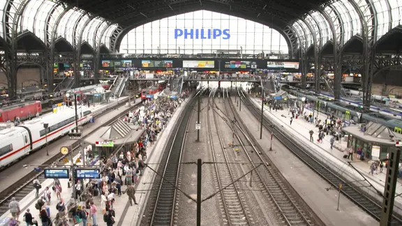 Eine vollständige Plattform in der Hamburg Central Station.