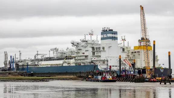 Das Spezialschiff "Hoegh Gannet" liegt beim LNG-Terminal in Brunsbüttel.
